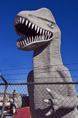 Dinosaur achter hek.