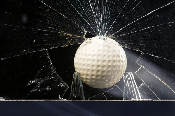 Golfbal via venster. — Stockfoto