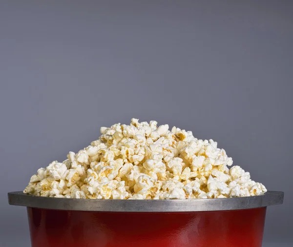 Popcorn i vattenkokare. — Stockfoto