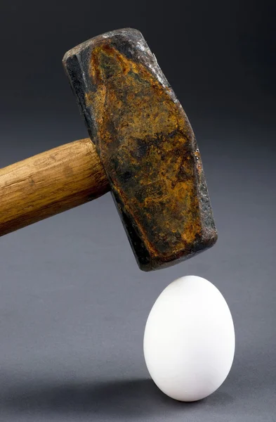 Разбивая яйцо . — стоковое фото