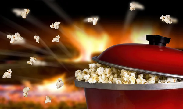Popcorn flyger högt. — Stockfoto