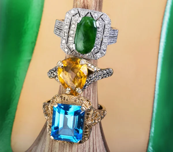 Topáz, citromsárga és Jade gyűrűk. — Stock Fotó