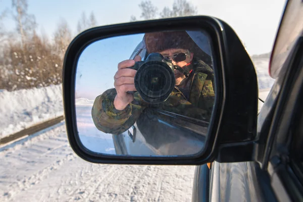 Self-portrait a man with a camera — Stock Photo, Image