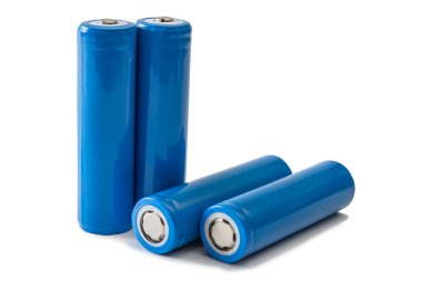 Beyaz arka plan üzerinde izole piller 18650