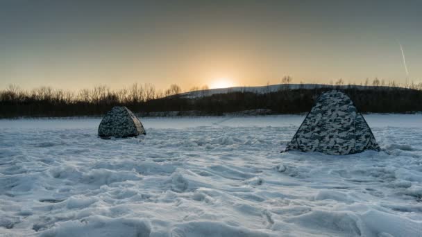 Winter vissen op de rivier in de avond bij zonsondergang-timelapse — Stockvideo