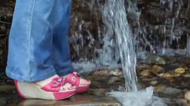 La mujer toma agua de un manantial — Vídeo de stock