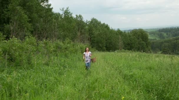 Vrouw in het bos — Stockvideo