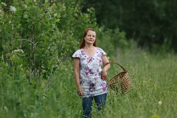 Nainen metsässä. — kuvapankkivalokuva