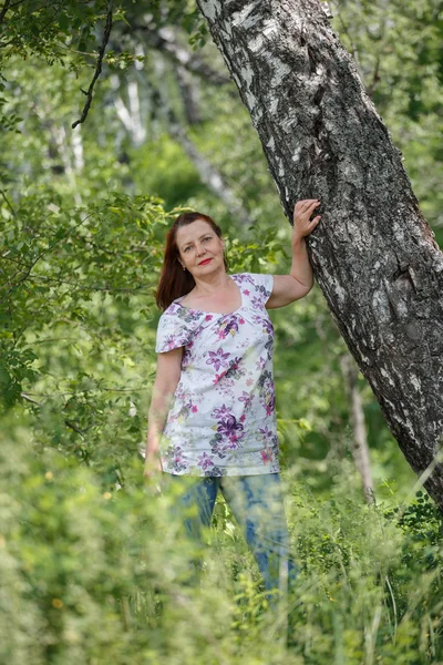 Mulher na floresta — Fotografia de Stock