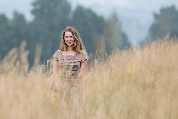 Meisje in veld — Stockfoto