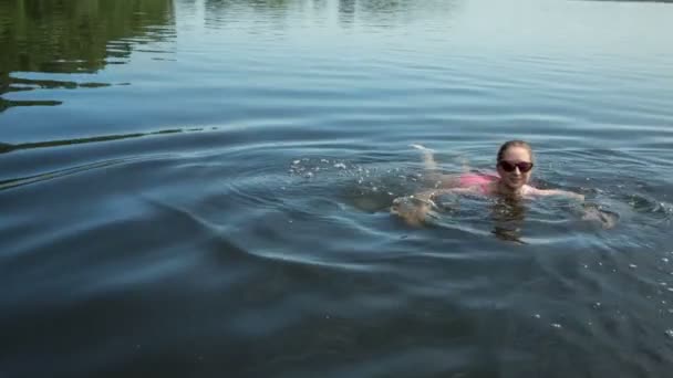 Het meisje zwemmer drijvend op de rivier — Stockvideo