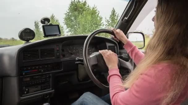 La chica al volante de un coche con volante a la derecha — Vídeos de Stock