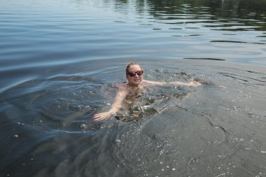 Nehirde yüzen kız yüzücü