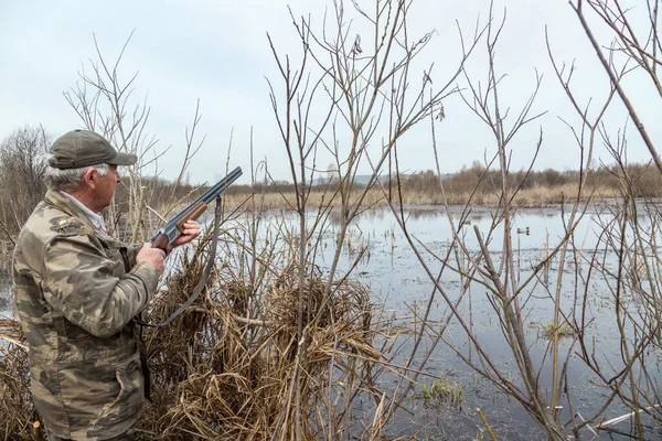 躲在湖边的猎人在等野鸭 — 图库照片