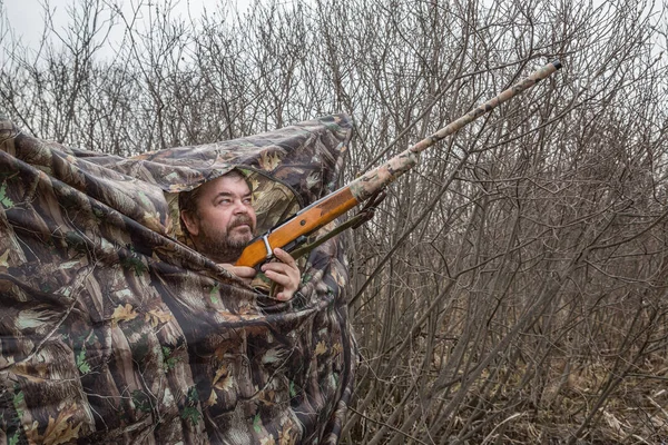 Een Jager Bij Het Meer Een Schuilplaats Wacht Wilde Eenden Stockafbeelding