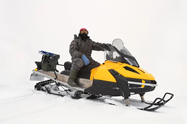 Ψαράς σε ένα snowmobile — Φωτογραφία Αρχείου