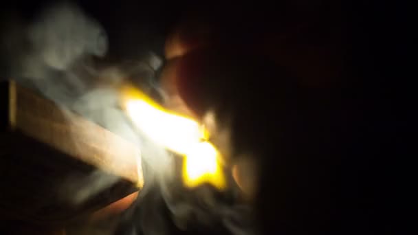划燃火柴的手 — 图库视频影像