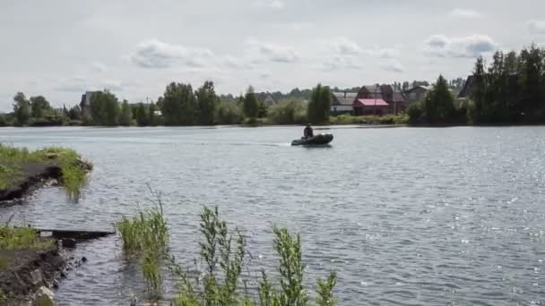 Man i en båt — Stockvideo