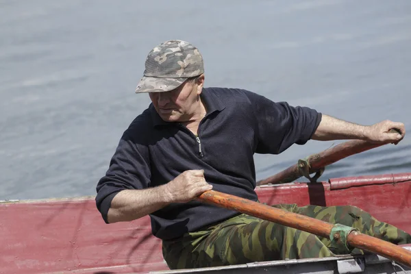 Hombre en un barco — Foto de Stock