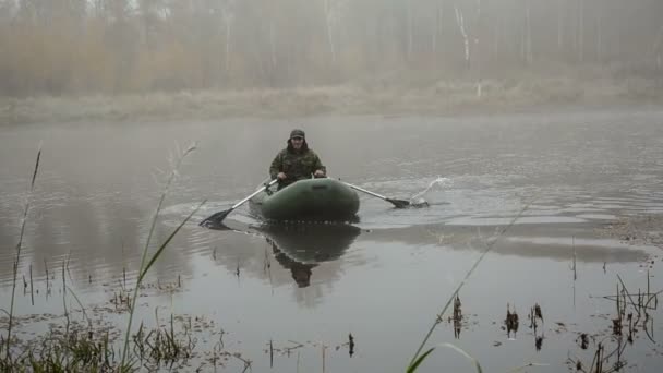 Un uomo su una barca che galleggia sul lago — Video Stock