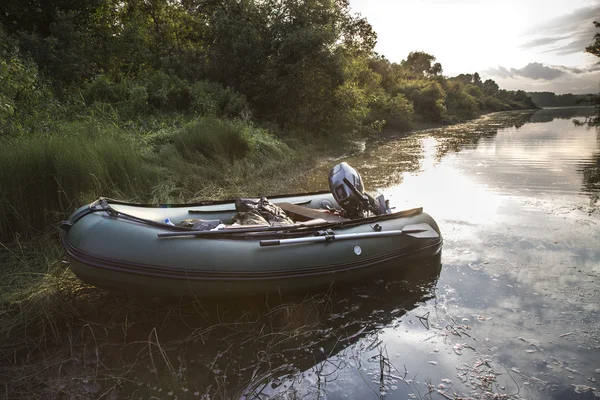 Inflatable boat with motor — Stock Photo, Image