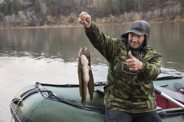 Teknedeki balıkçı.