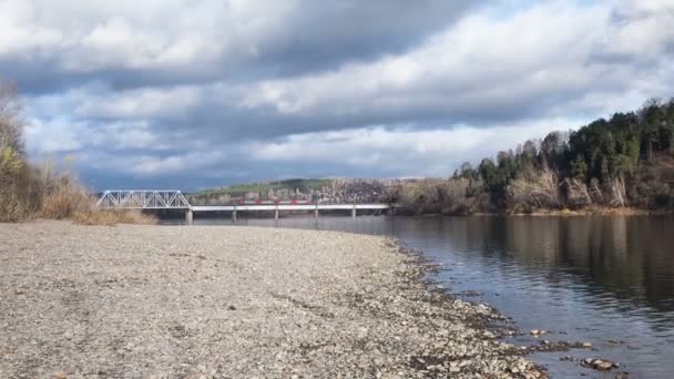 Río Tom en Siberia occidental — Vídeo de stock