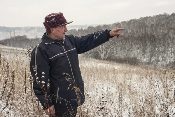 Starší muž ukazuje ruku dálky — Stock fotografie