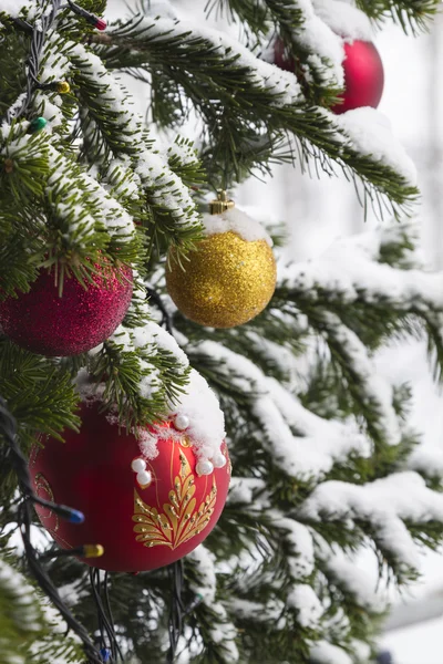 Decorações de árvore de Natal em uma árvore de pele de Natal — Fotografia de Stock