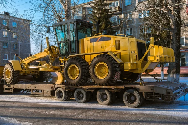 Transporte del nuevo Road Grader en un remolque —  Fotos de Stock