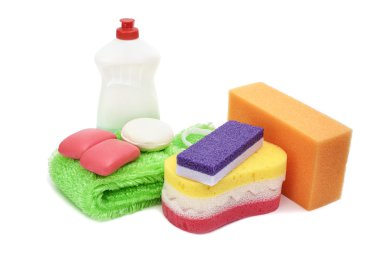 Temizlik ekipmanları beyaz arkaplanda izole edildi