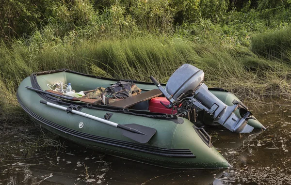 Inflatable boat with motor — Stock Photo, Image