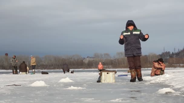 Pessoas desconhecidas na pesca de inverno — Vídeo de Stock