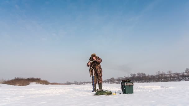 Pescador establece una tienda de campaña para la pesca de invierno — Vídeos de Stock