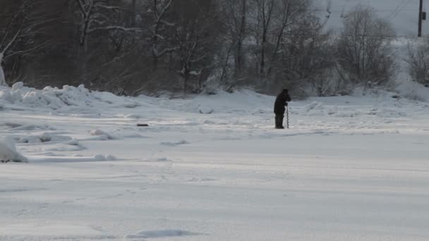 The fisherman on winter fishing in frosty day — Stock Video