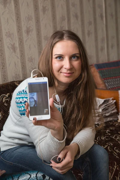 Dívka s chytrým telefonem — Stock fotografie