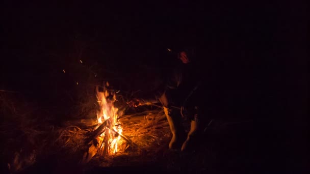 Kamp ateşi etrafında adam — Stok video