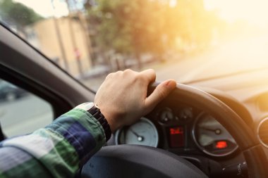 sürücü bir araba kullanıyor