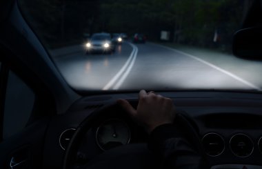 Bir araba ile xenon ışık ile gece sürüş
