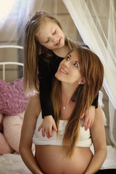 그녀의 딸과 함께 행복 한 임신 어머니 — 스톡 사진