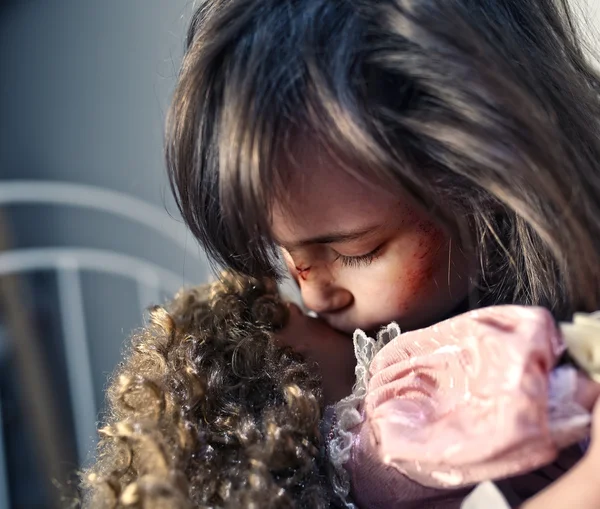 Niña abandonada abrazando a una muñeca —  Fotos de Stock