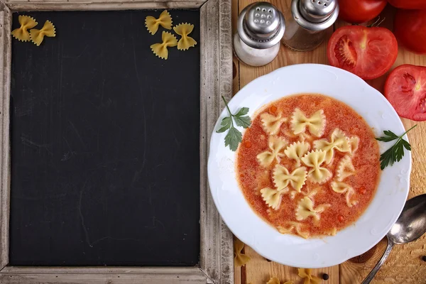 Menyn på restaurangen - läcker hemlagad tomatsoppa — Stockfoto