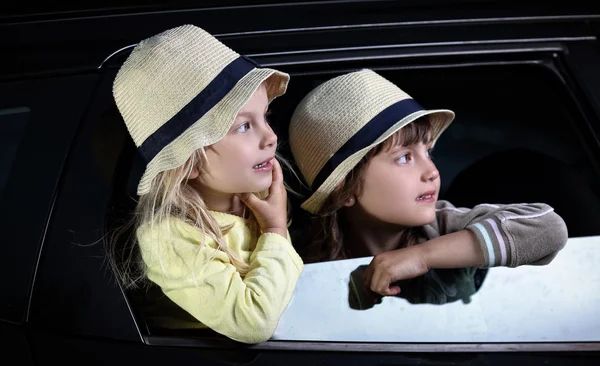 Dvě mladé dívky na cestách autem — Stock fotografie
