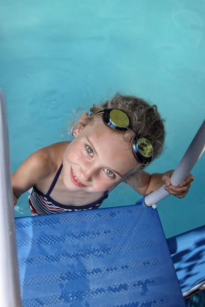 Junges Mädchen schwimmt in einem Pool — Stockfoto
