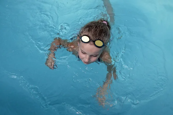 Junges Mädchen schwimmt in einem Pool — Stockfoto