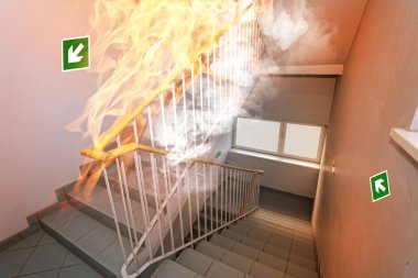 Yanan binanın merdiven