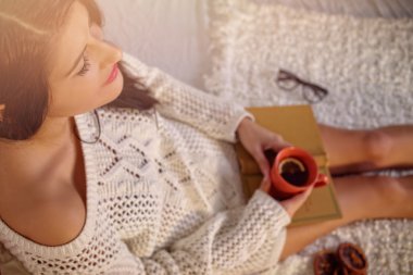 kazaklı çay ile düşünceli kadın