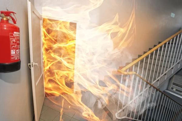 Велика пожежа в офісному будинку — стокове фото