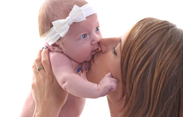 Anne yeni doğan bebeği öper — Stok fotoğraf