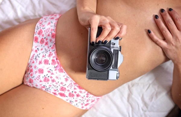 Sexy dívka s starý fotoaparát — Stock fotografie